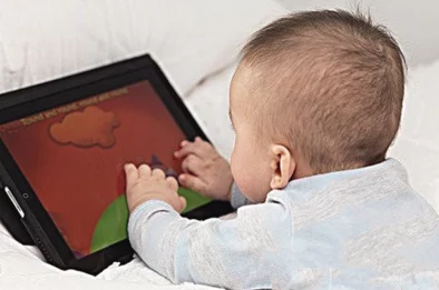 年轻夫妻把小孩哄睡后开监控，意外发现宝宝房间里的神秘现象让他们惊讶不已，真相令人感到不可思议！