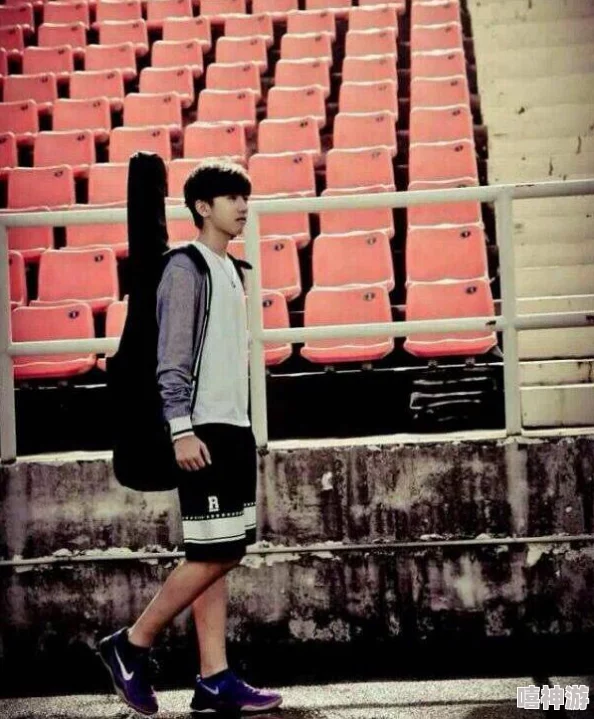 男生把坤坤放进女生的包里，结果引发了一场意想不到的校园趣事和大家的热议与讨论