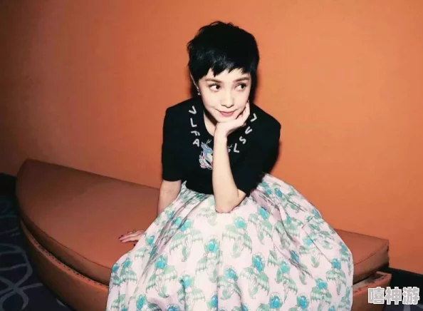 国产AV麻豆美艳房东苏语棠，倾世容颜与魅惑气质交融，尽显魅力与性感的绝妙结合