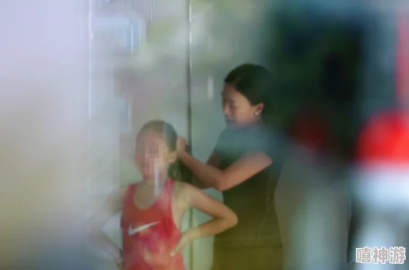 老女人裸体婬交：揭示社会对年龄与性欲的偏见，挑战传统观念，引发热议与思考