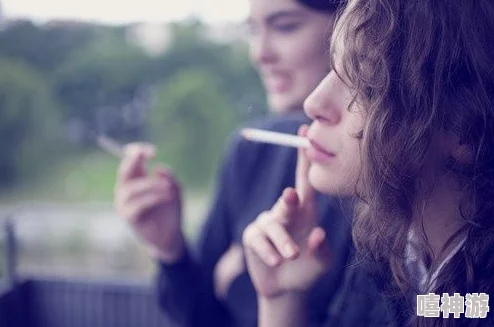 老女人裸体婬交：揭示社会对年龄与性欲的偏见，挑战传统观念，引发热议与思考