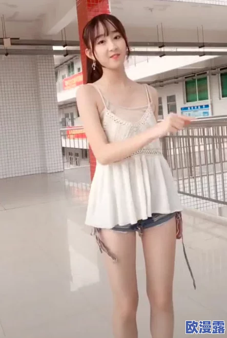 白丝校花裸身引发网络热议，照片曝光震撼全网，众多网友纷纷讨论背后真相与影响！