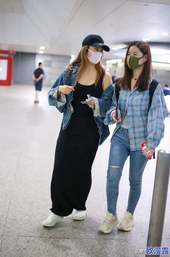 在车内扒开她的短裙，惊人事件引发公众愤怒，目击者称现场气氛紧张不已！