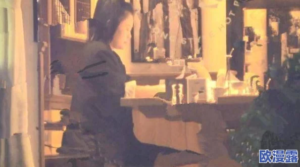 坤吧戳小洞：传闻某明星与神秘人士深夜密会，现场目击者称气氛暧昧不已，引发网友热议！