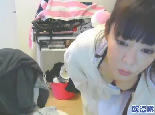 震惊!免费看美女脱了全身衣服直播,网友们纷纷围观评论热烈,引发社交媒体热议! 震惊!免费看美女脱了全身衣服直播,网友们纷纷围观评论热烈,引发社交媒体热议!