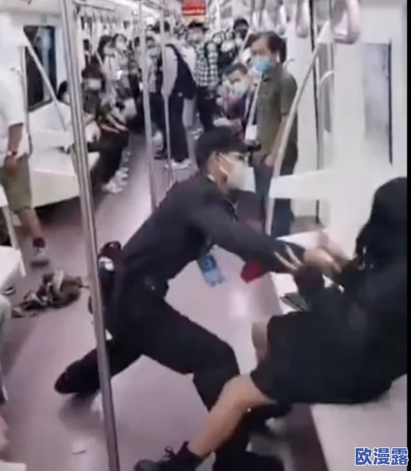 在公车上拨开内裤进入毛片，目击者惊呼：竟然有人如此大胆行为，现场一片哗然！