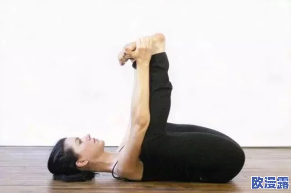 丰满少妇精油按摩，带你体验身心放松的极致享受，感受专业技师的细腻手法与温暖关怀